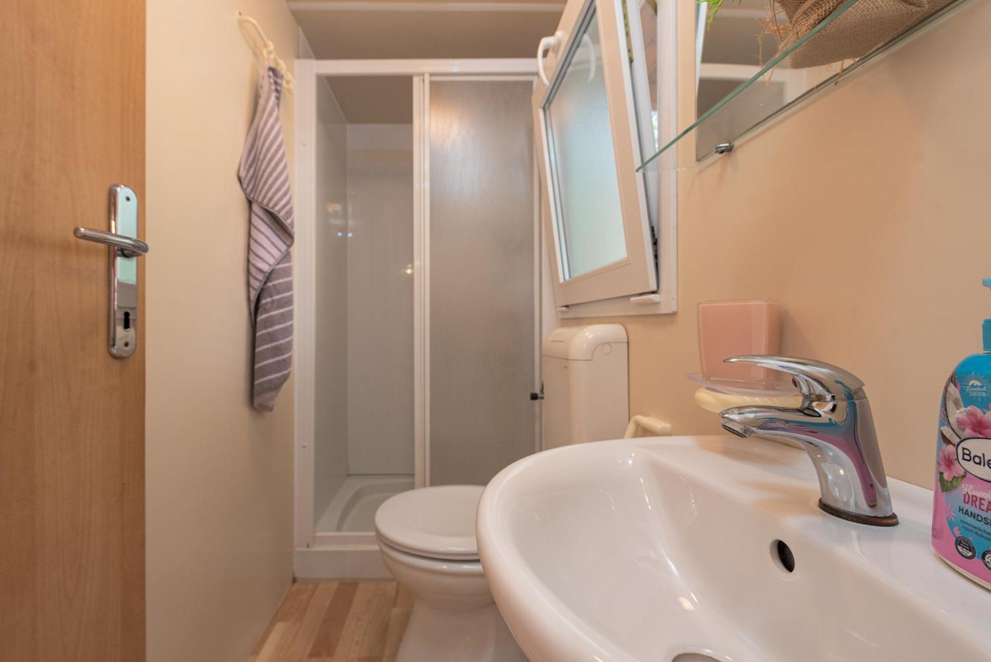 Camp Mrkva Mobile Homes With Pool Sukošan Zimmer foto